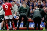 Impactante video: golpe en la cabeza a jugador de Chelsea lo hizo salir en camilla