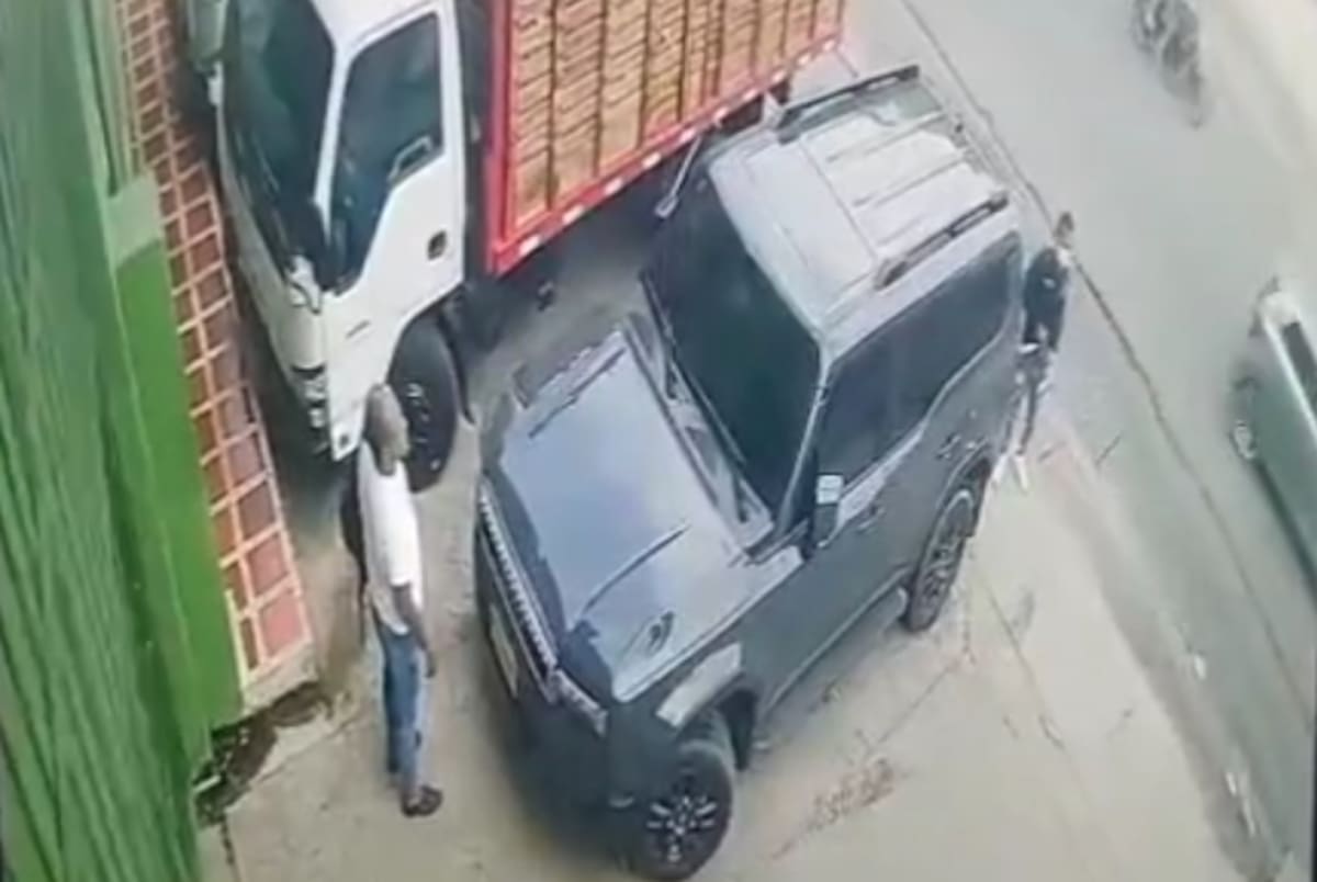 Momento justo en que el sicario (detrás del campero) llega a donde está el empresario Jesús Carrillo Olier y lo sorprende al bajar de su vehículo en plena Avenida Crisanto Luque. Le disparó a quemarropa dos veces. La víctima falleció en la noche de este jueves, 14 de mayo. //FOTO CAPTURA DE VIDEO.