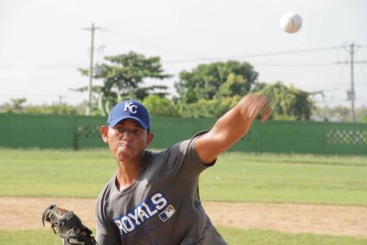 Jesús Román Bustamante, firmado a los Reales de Kansas City. LUIS APARICIO EL UNIVERSAL