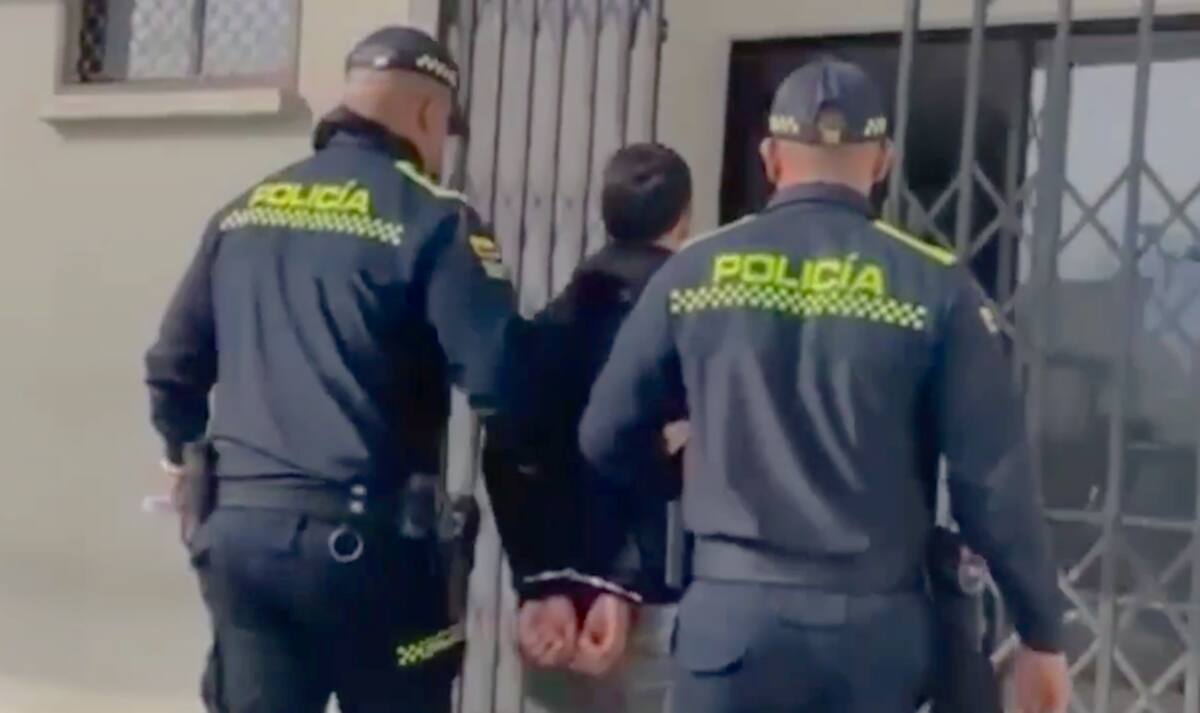 Momentos en que Jhoiner De Los Santos Palma Sandoval, alias ‘El Polli’, era conducido a al URI de la Fiscalía.//Cortesía.