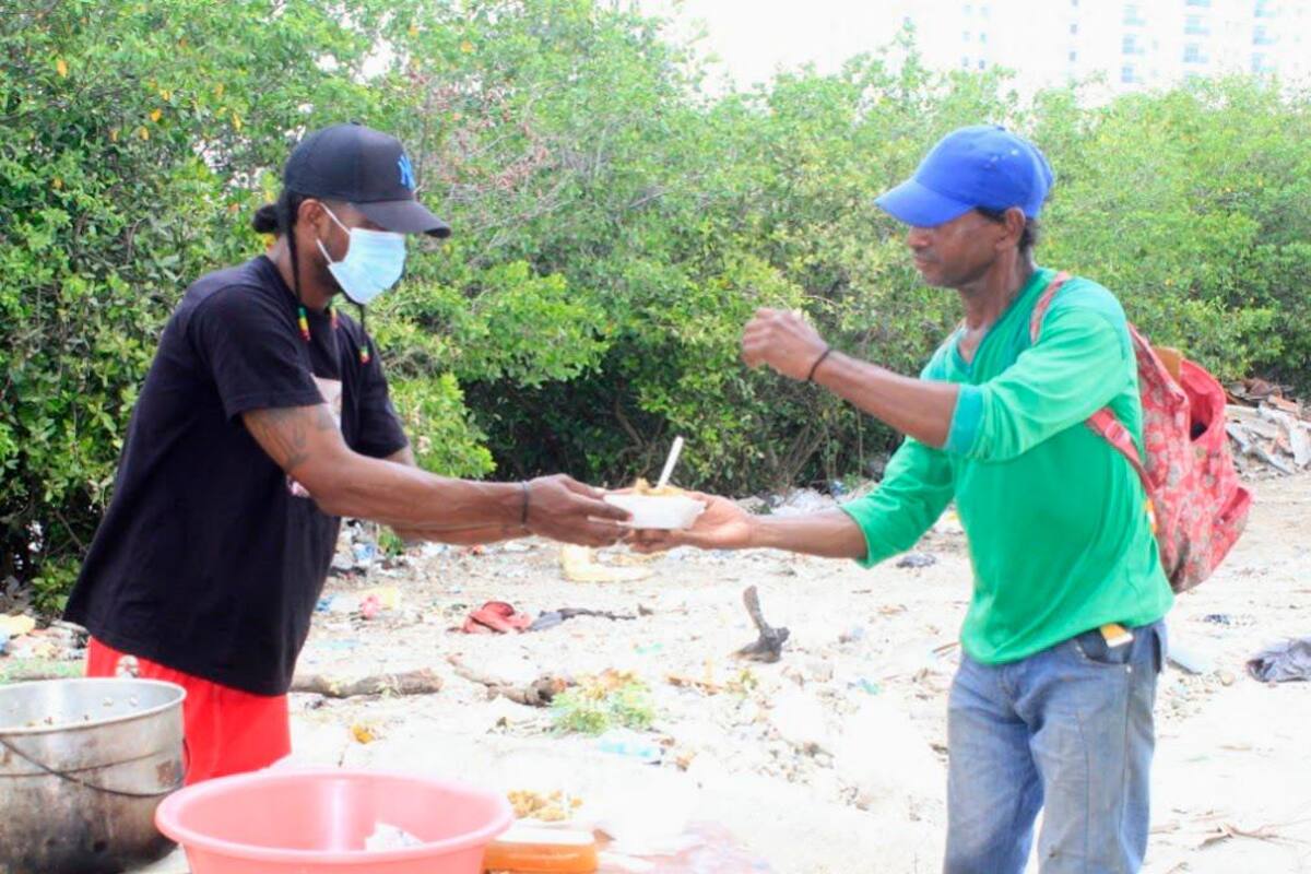 Jhon, el pescador que regala desayunos en la avenida del Lago