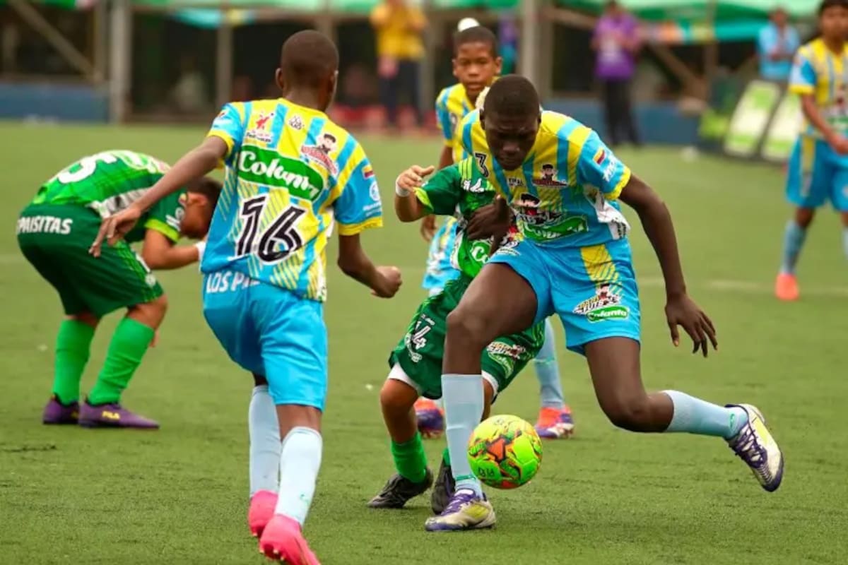 Video: con 1,90 metros, Jhon Sebastián de 12 años domina el Baby Fútbol