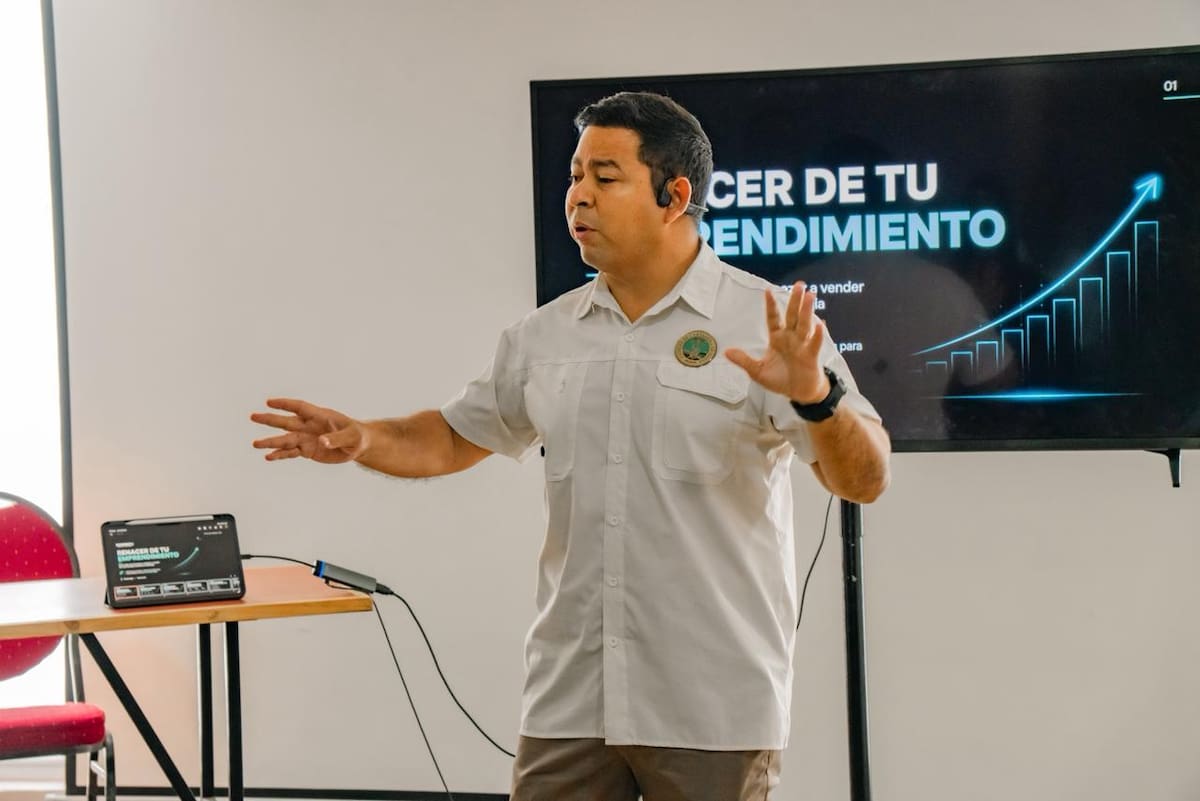 Jhony Pérez Sayas, seguirá como director del Cuerpo de Bomberos y, a la vez, director (e) de la Oficina Asesora para la Gestión de Riesgo y Desastres. // Foto: Cortesía - Alcaldía de Cartagena.