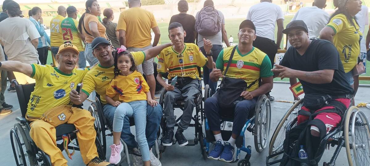 Jhordy Hernández junto a sus amigos en el Estadio Jaime Morón. //Cortesía