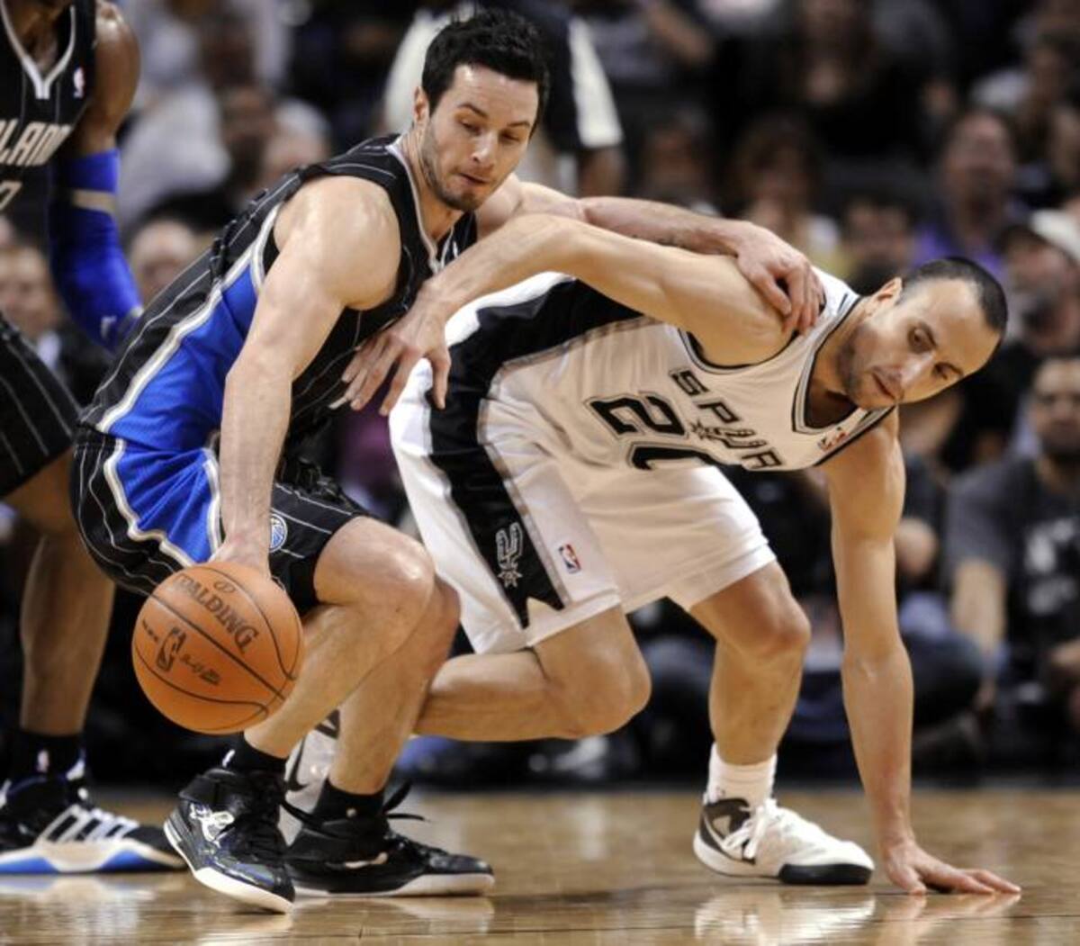 El alero argentino Emmanuel Ginóbili fue uno de los baluartes ofensivos de los Spurs de San Antonio, que vencieron por 122 a 111 a los Orlando Magic. AP Bahram Mark Sobhani