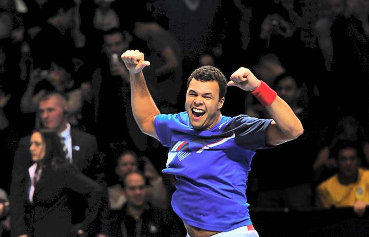 El francés Jo-Wilfried Tsonga festeja luego de derrotar al checo Tomas Berdych en dos sets, por 6-3 y 7-5. AFP