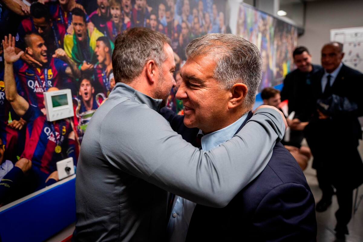 El ya expresidente del FC Barcelona Joan Laporta abraza al entrenador del equipo, Hansi Flick. //Foto, EFE: FC Barcelona