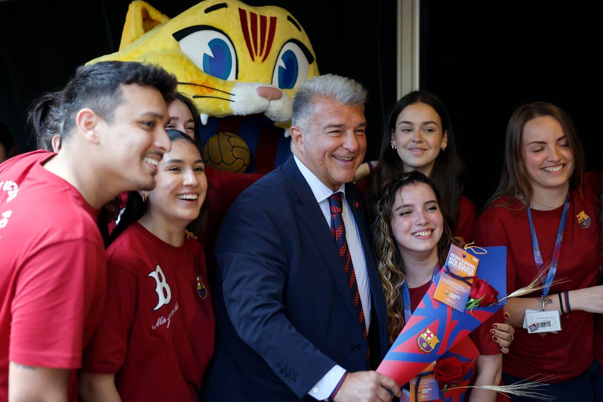 El presidente del FC Barcelona, Joan Laporta, se fotografía con simpatizantes del equipo. //EFE