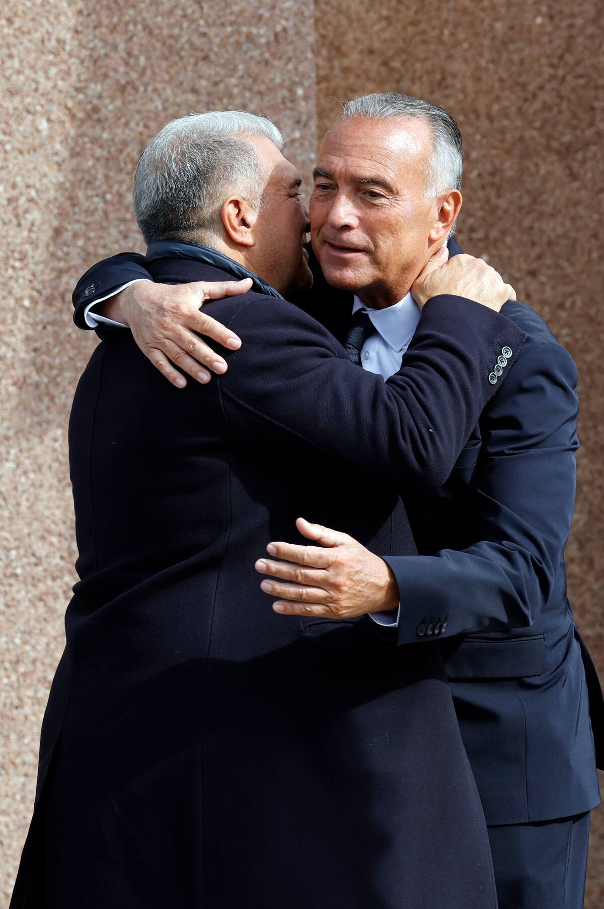 El ahora expresidente del FC Barcelona, Joan Laporta, se despide del vicepresidente del club y ahora presidente en funciones, Rafael Yuste (d). //Foto, EFE: Toni Albir
