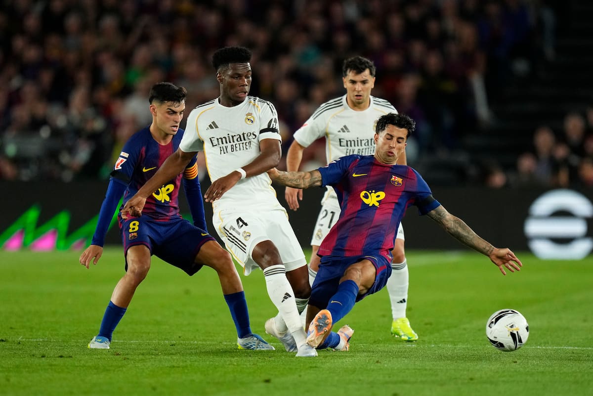 El defensa del FC Barcelona João Cancelo (d) lucha con el francés Aurelien Tchouameni, del Real Madrid, durante el Clásico. //Foto, EFE: Siu Wu