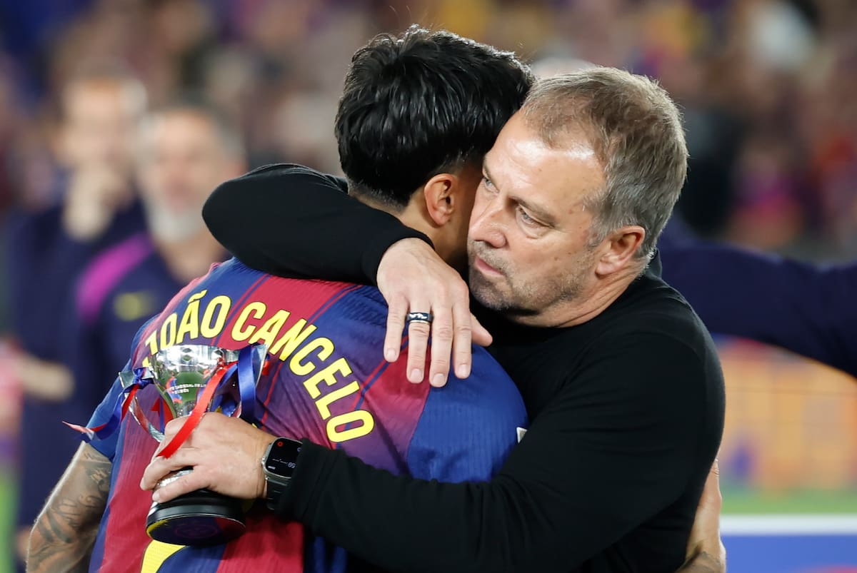 El técnico alemán del FC Barcelona, Hansi Flick se abraza con el jugador portugués Joao Cancelo durante la celebración del título de Liga de Barcelona. //Foto, EFE: Andreu Dalmau