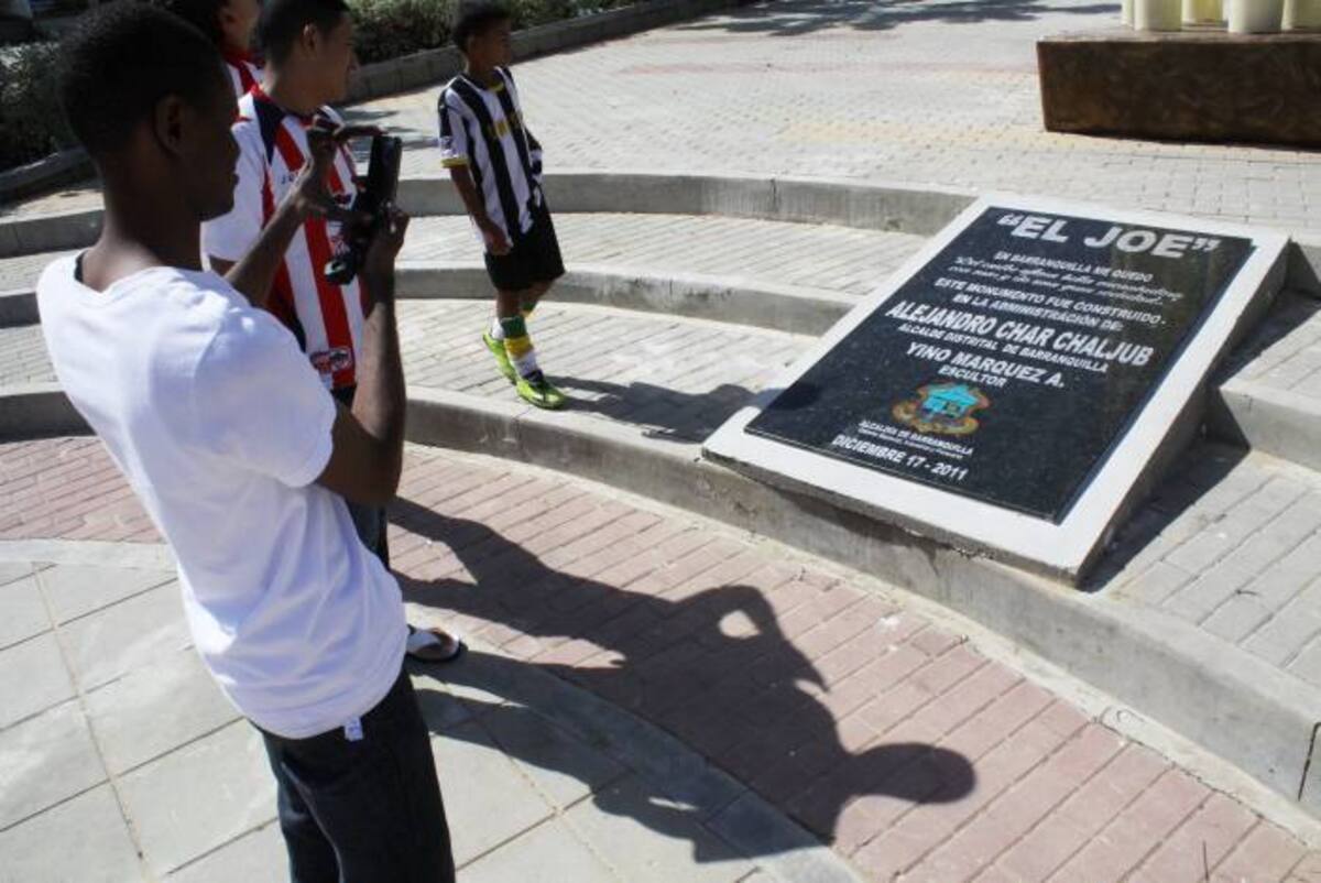 Visita al monumento de Joe Arroyo en la Plaza de los Múisicos en Barranquilla. RAFAEL POLO - CORTESÍA QHUBO BARRANQUILLA-