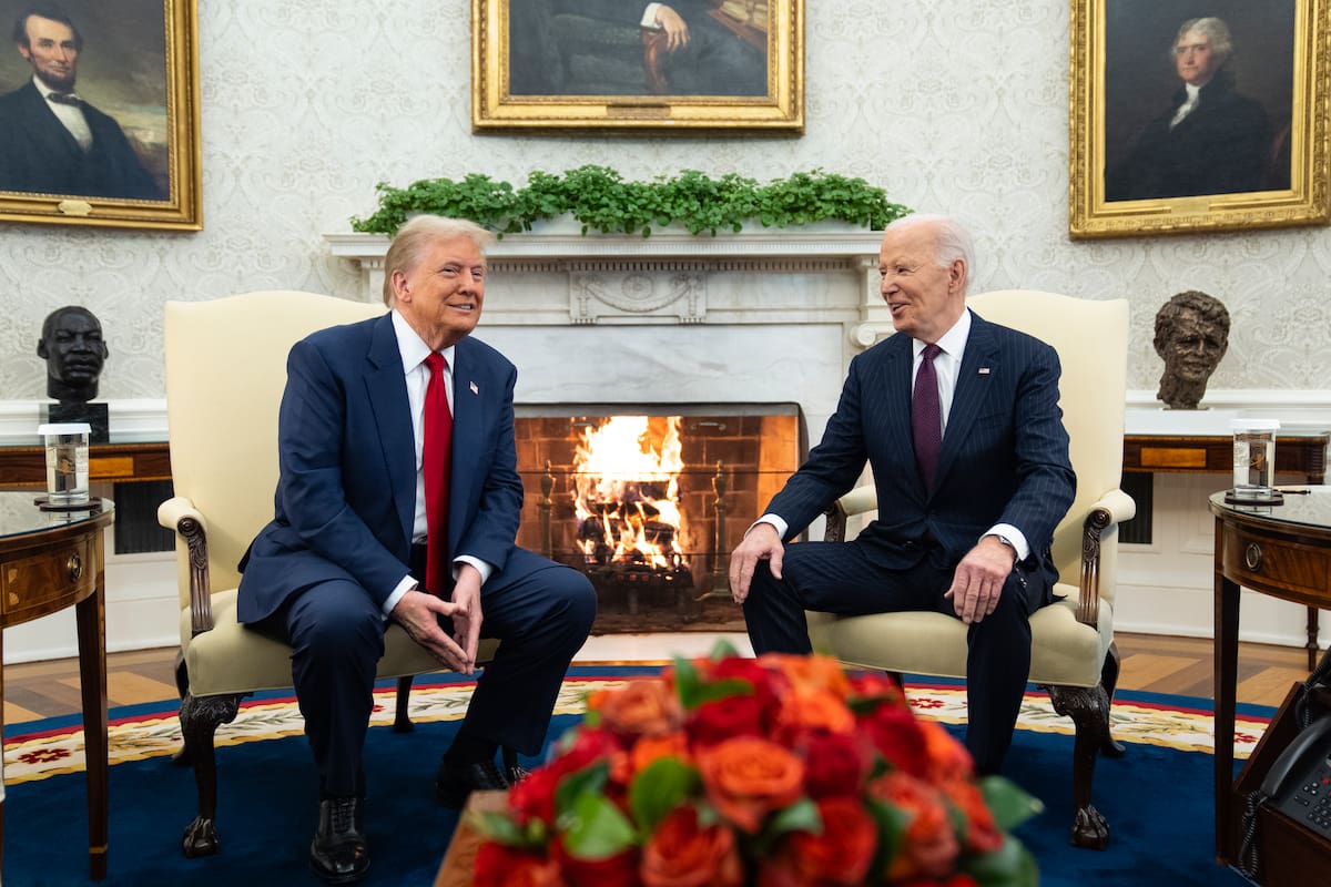 Donald Trump y Joe Biden, en su reunión en la Casa Blanca. //AP