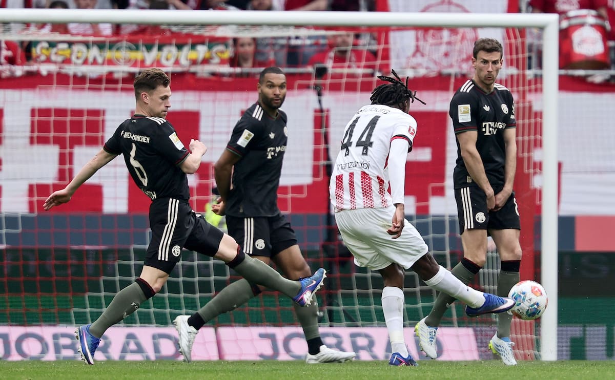 Johan Manzambi anotó un golazo en la caída del Friburgo ante el Bayern Múnich. //Foto, EFE: RONALD WITTEK CONDITIONS