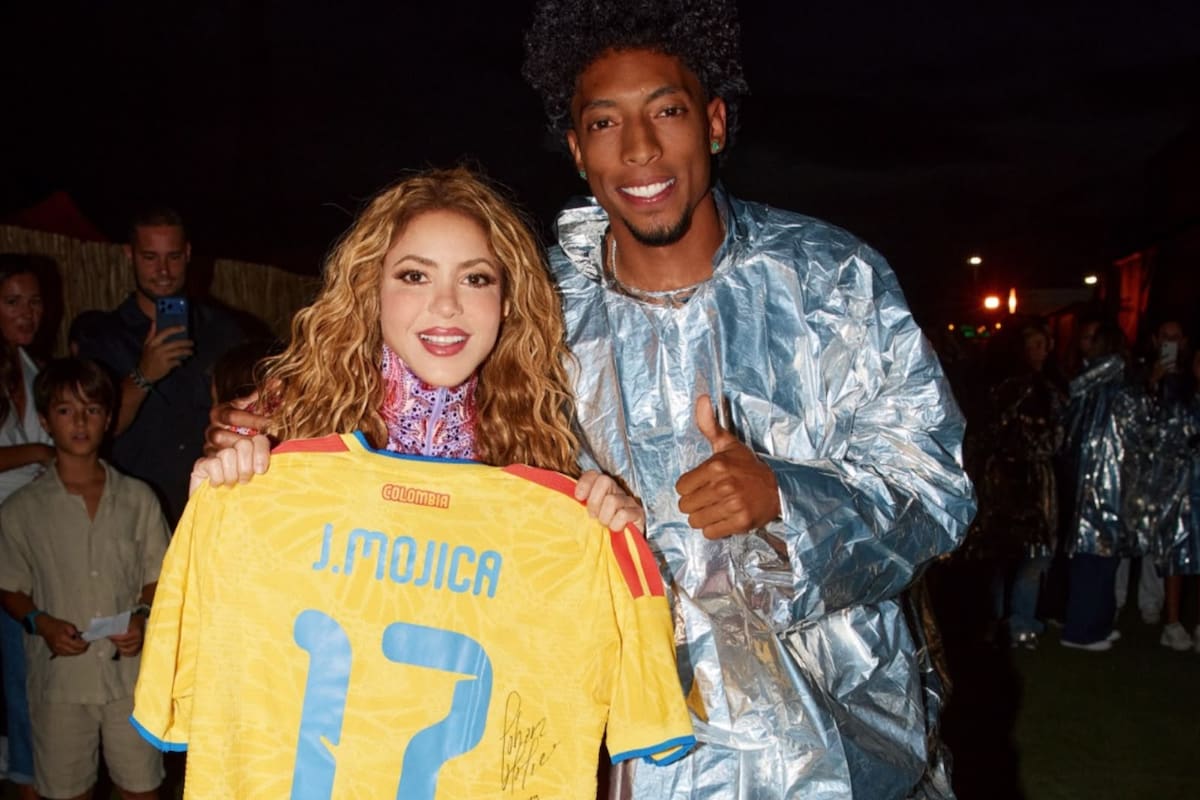 Johan Mojica se encontró con Shakira y le entregó la ‘Tricolor’