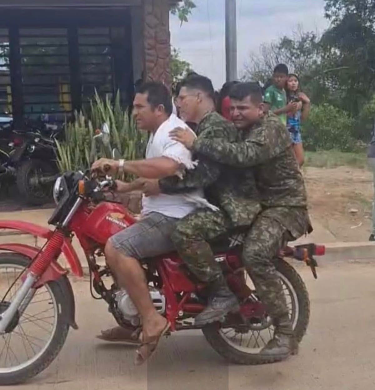 Mientras el país llora a los militares fallecidos en Putumayo, surge la historia de Johan Trujillo, el campesino que no dudó en arriesgarlo todo para salvar vidas. ¡