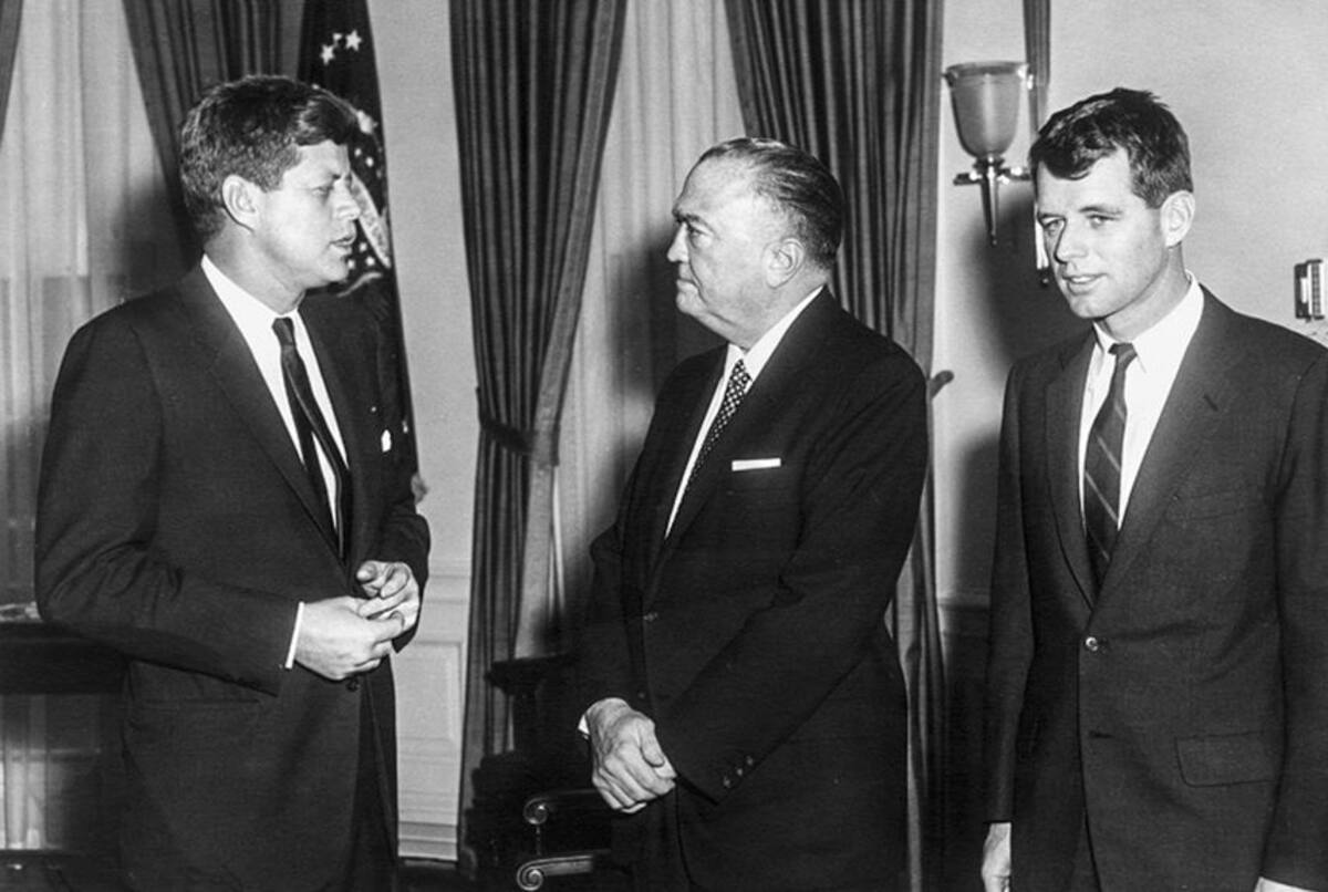 El presidente John F. Kennedy (izq.), junto al entonces director del FBI Edgar Hoover (cen.) y el fiscal general Robert F. Kennedy (der.) en Washington. //Archivo EFE