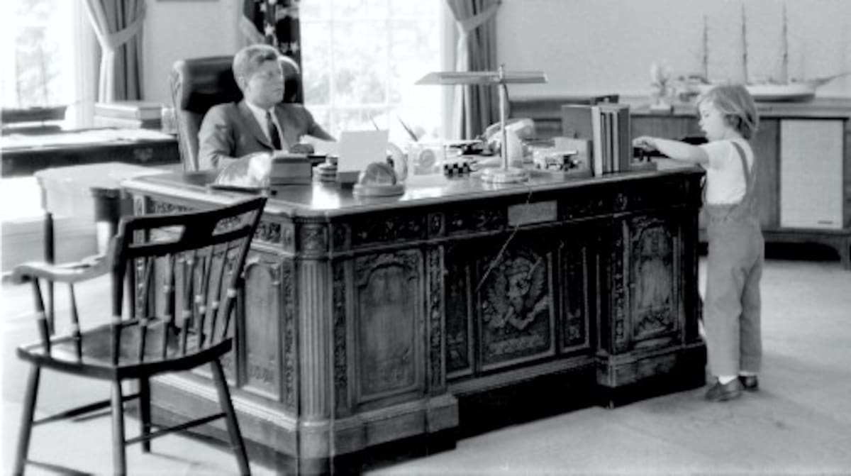 John F. Kennedy junto a su hija Caroline en la oficina Oval en la Casa Blanca. //Archivo AP