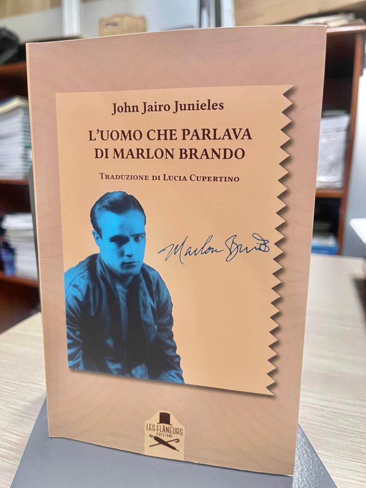 El escritor John Jairo Junieles, y la edición italiana y colombiana de la novela sobre Marlon Brando. //Fotos: Cortesía.