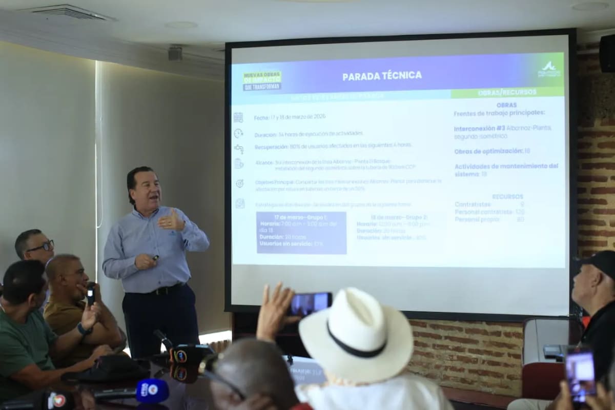 El gerente de Aguas de Cartagena, John Montoya, explica el alcance de la parada técnica. // Óscar Díaz - El Universal