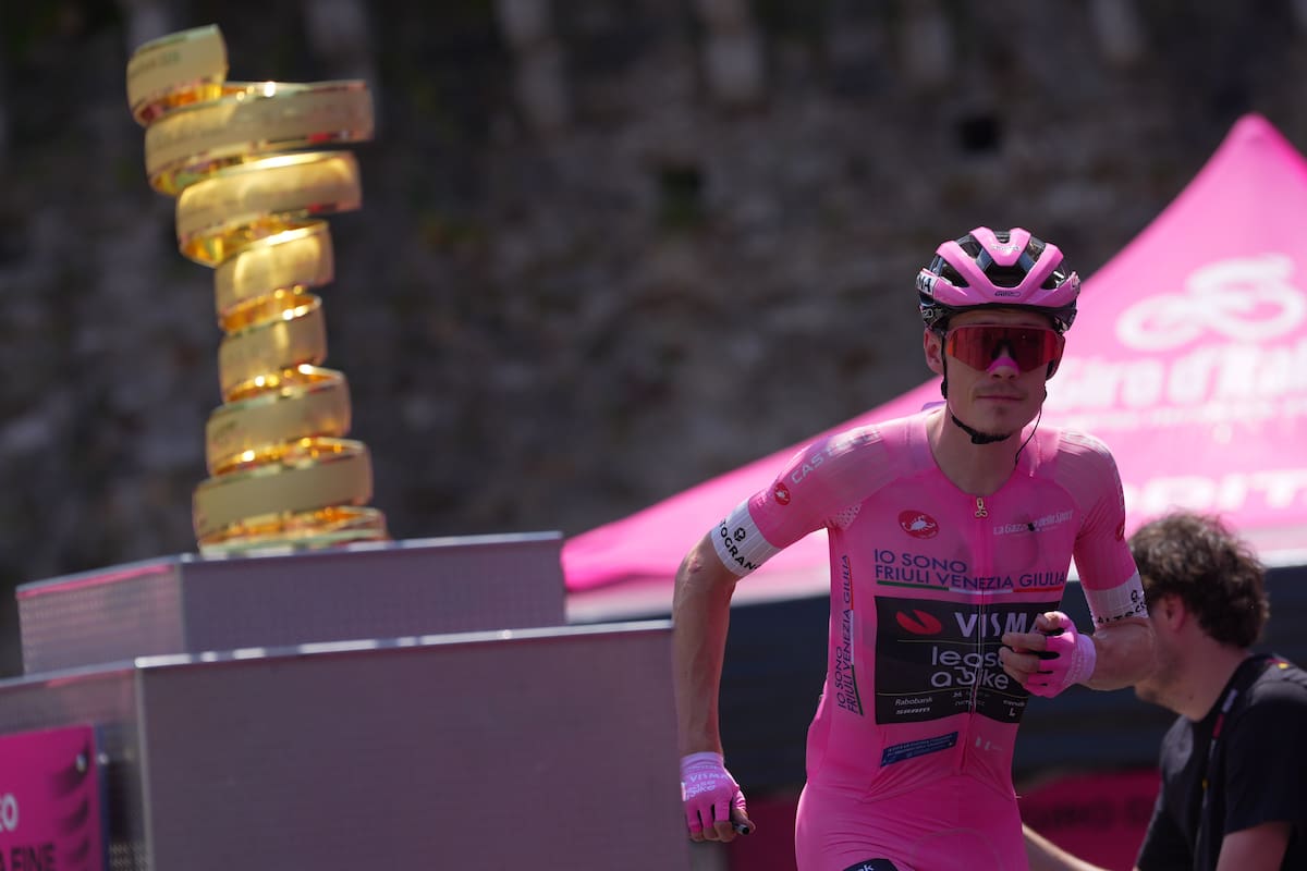 El danés Jonas Vingegaard pasa junto al trofeo luciendo el maillot rosa de líder de la clasificación general antes de la 16ª etapa del Giro de Italia. //Foto, AP: Spada/LaPresse