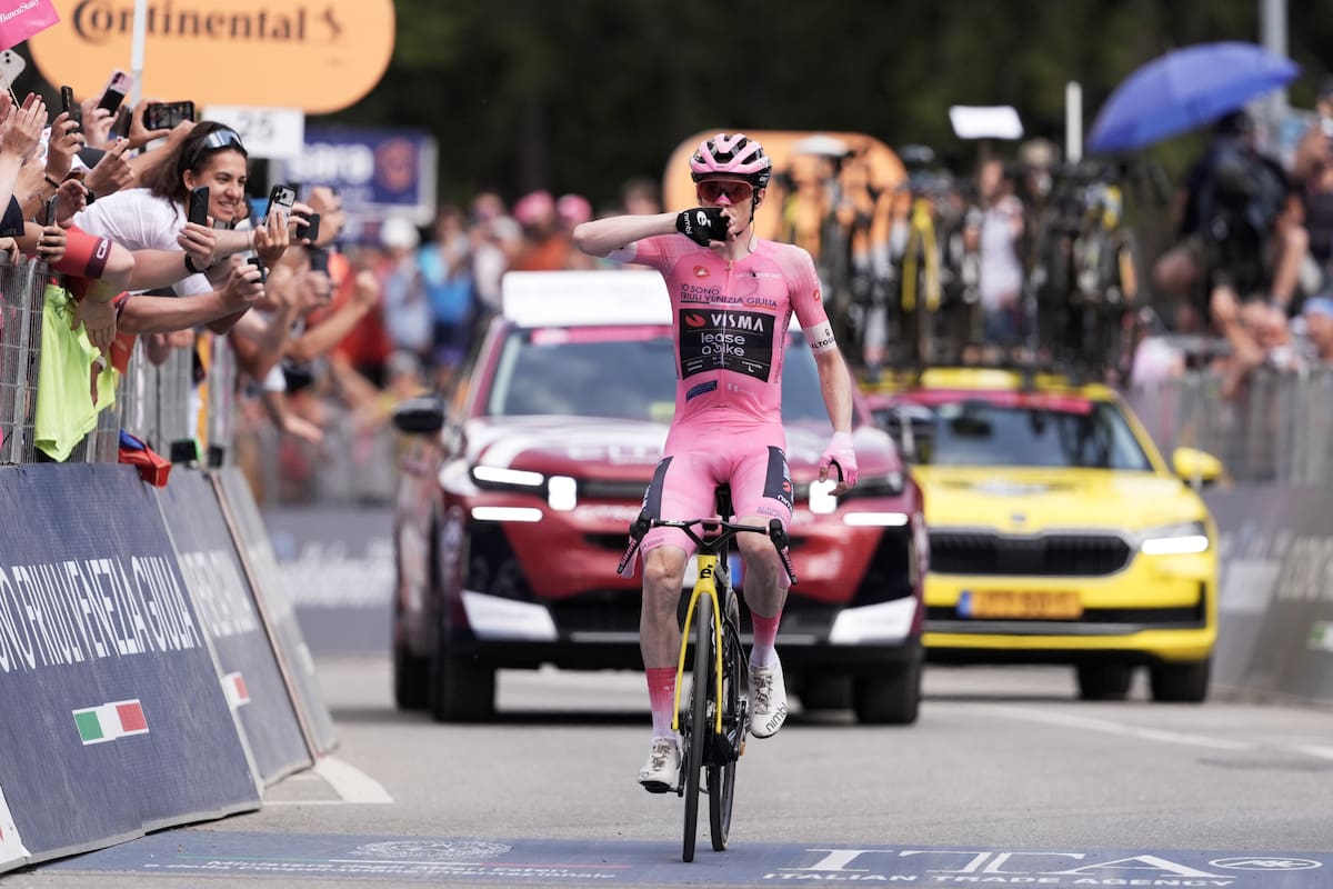 El danés Jonas Vingegaard luce el maillot rosa de líder de la clasificación general mientras celebra su victoria en la 16ª etapa del Giro de Italia. //Foto, AP: Massimo Paolone/LaPresse
