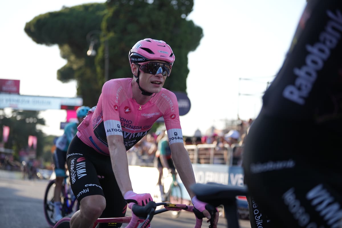 El danés Jonas Vingegaard arriba a la meta en la última etapa del Giro de Italia. //Foto, AP: Andrew Medichini