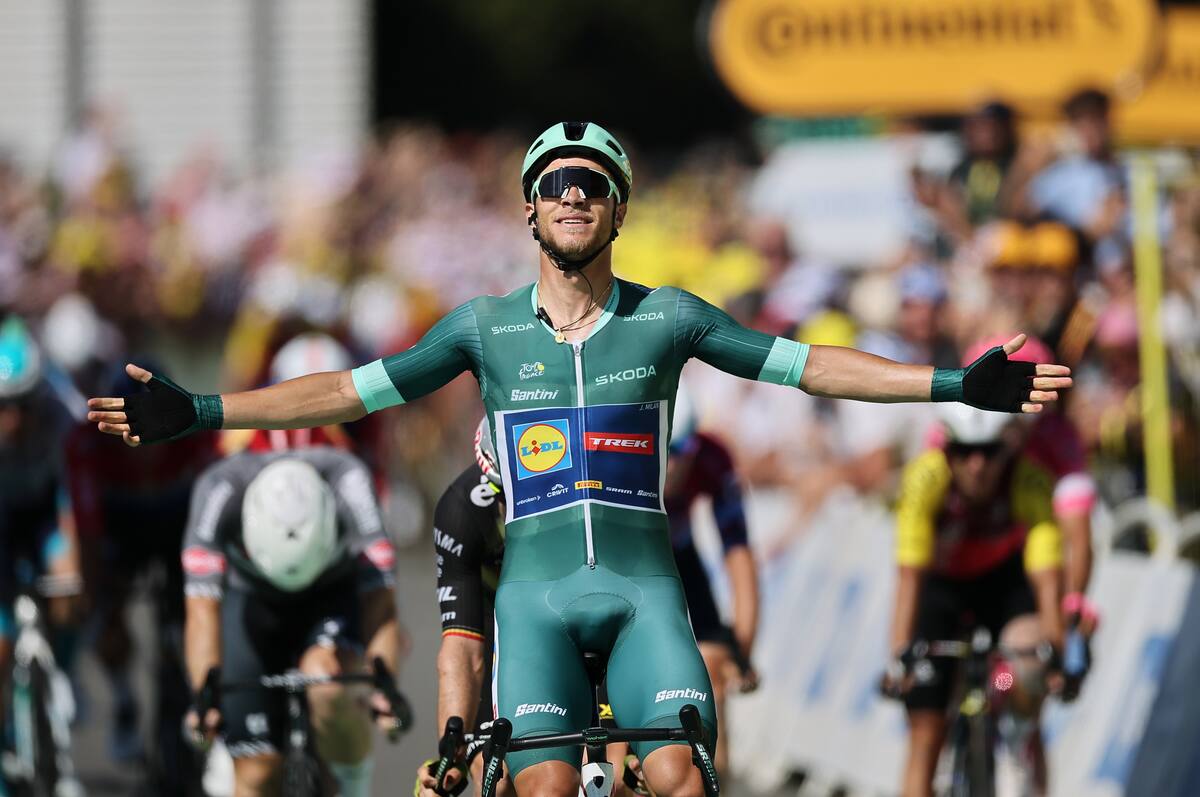 El ciclista italiano Jonathan Milan del equipo Lidl - Trek celebra su victoria en la octava etapa del Tour de Francia, una carrera ciclista de 171,4 km desde Saint-Meen-le-Grand a Laval Espace Mayenne. //Foto, EFE: CHRISTOPHE PETIT TESSON