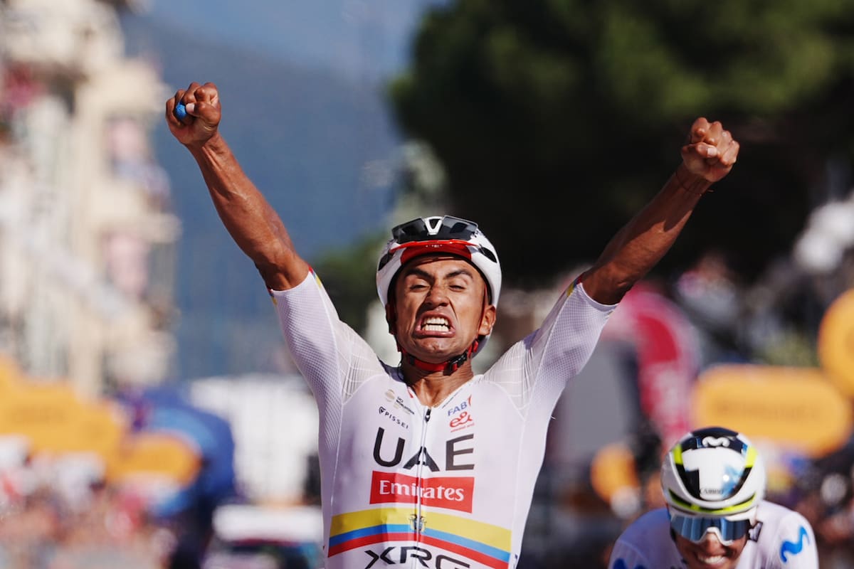 El ecuatoriano Manuel Jhonatan Narváez celebra su victoria en la undécima etapa del Giro de Italia. //Foto, AP: Gianmattia D'Alberto/LaPresse