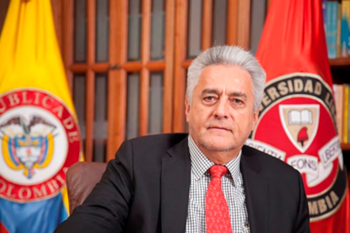 Jorge Alarcón entrega la presidencia a María García, quien liderará por primera vez en la historia a la Universidad Libre.