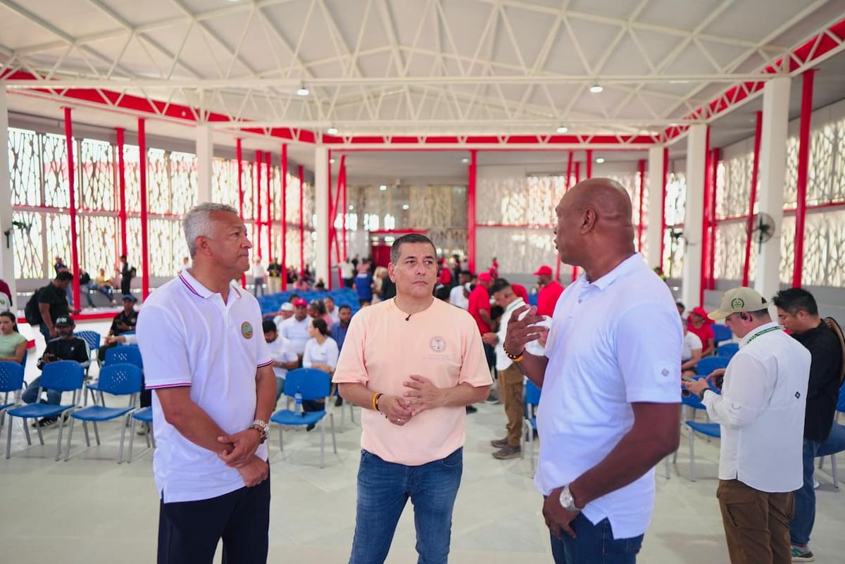 Según el rector de la Institución Educativa Jorge Artel, en compañía del alcalde Dumek Turbay y el secretario de Educación Alberto Monterrosa, afirmó que con el impacto de las obras, la matrícula pasó de 900 estudiantes a cerca de 1.300 alumnos inscritos para el inicio de actividades. // Foto: Cortesía - Alcaldía de Cartagena.