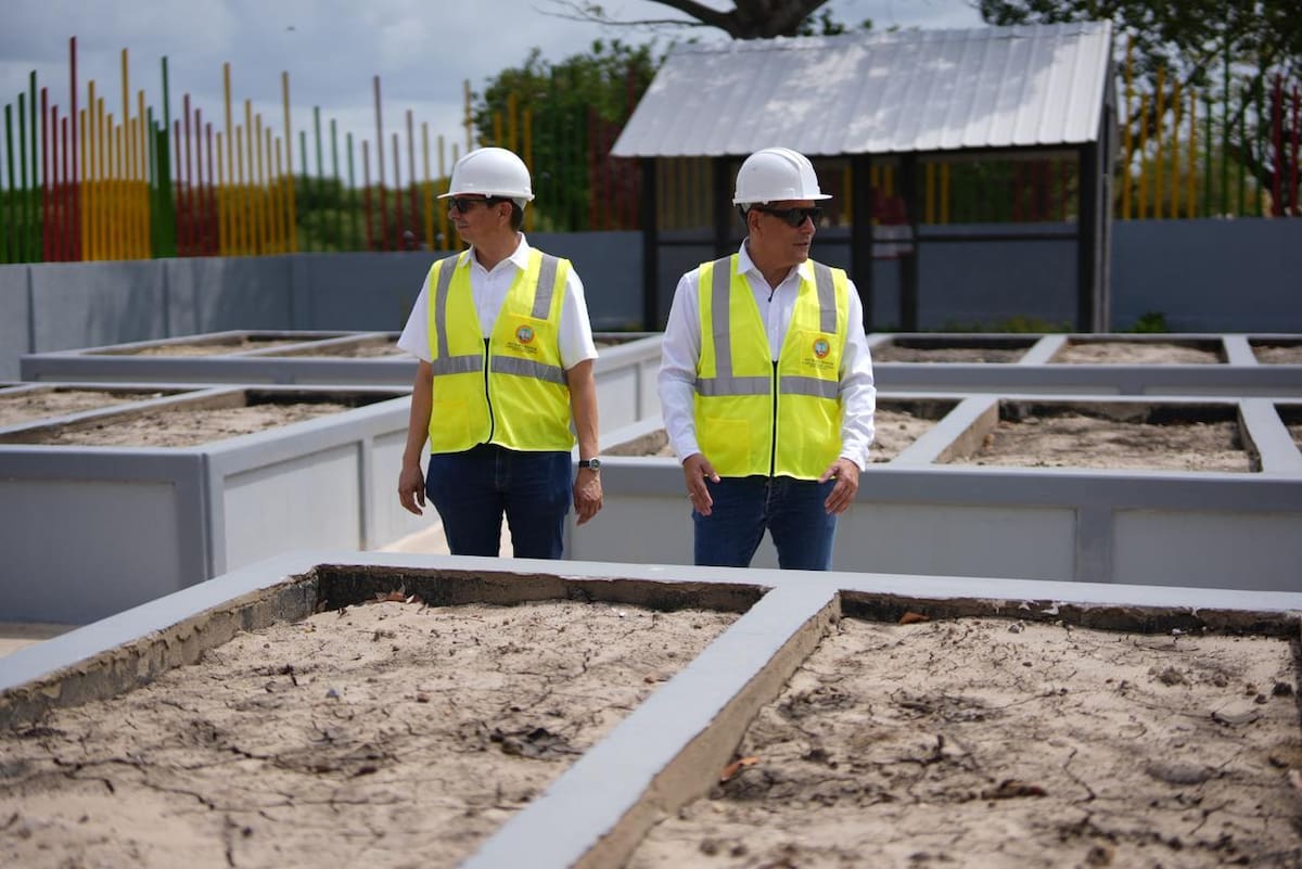 Alcalde Dumek Turbay y Wilmer Iriarte Restrepo en inspección de obra. // Foto: cortesía - Alcaldía de Cartagena.