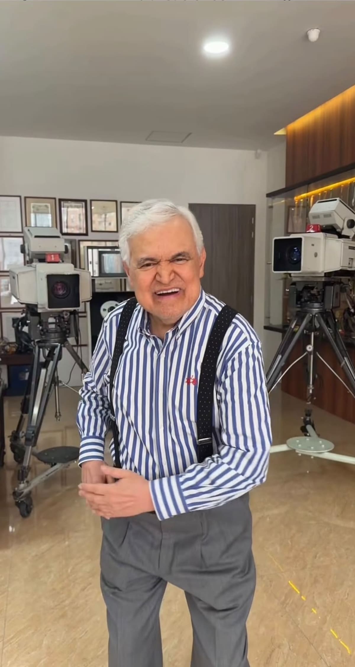 El presentador aprovechó las comparaciones que algunos usuarios han hecho en redes sociales para plantearle al sacerdote un particular duelo virtual.