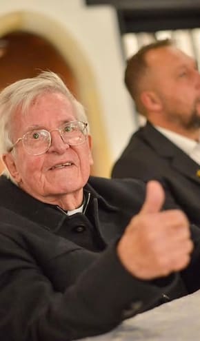 Jorge Barón sorprendió con reto al padre Diego Jaramillo: “¿Me acepta una batalla de aura?”