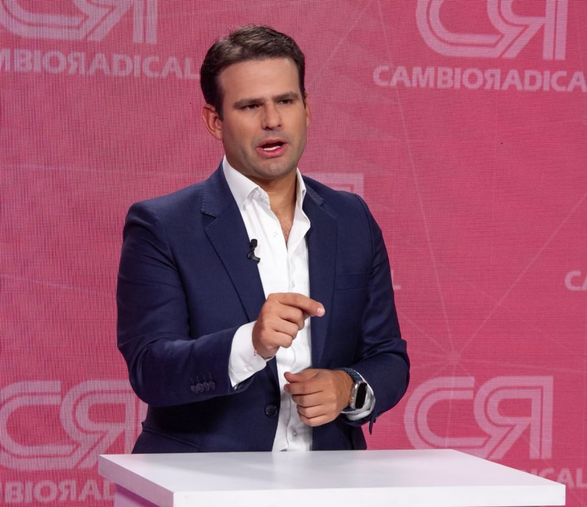 Jorge Benedetti, senador de Cambio Radical, rechaza la consulta popular de Petro, considerando que atenta contra la separación de poderes.