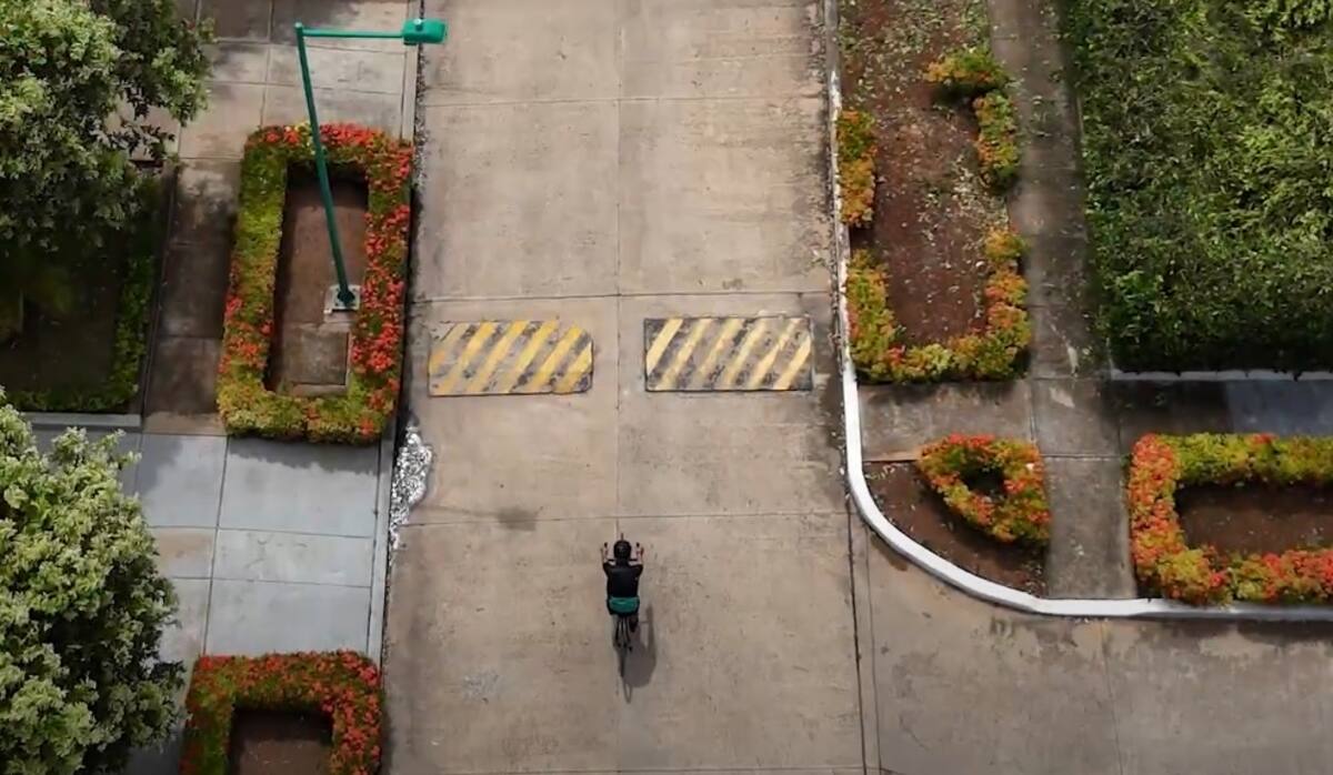 A través de montañas, caminos pedregosos, espacios verdes y los pueblos mágicos de Colombia, Jorge manejaba su bicicleta, encontraba paz, relajación y espacios para ejercitarse. //Foto: Diego Alonso Rosales Negrete - Drone EU