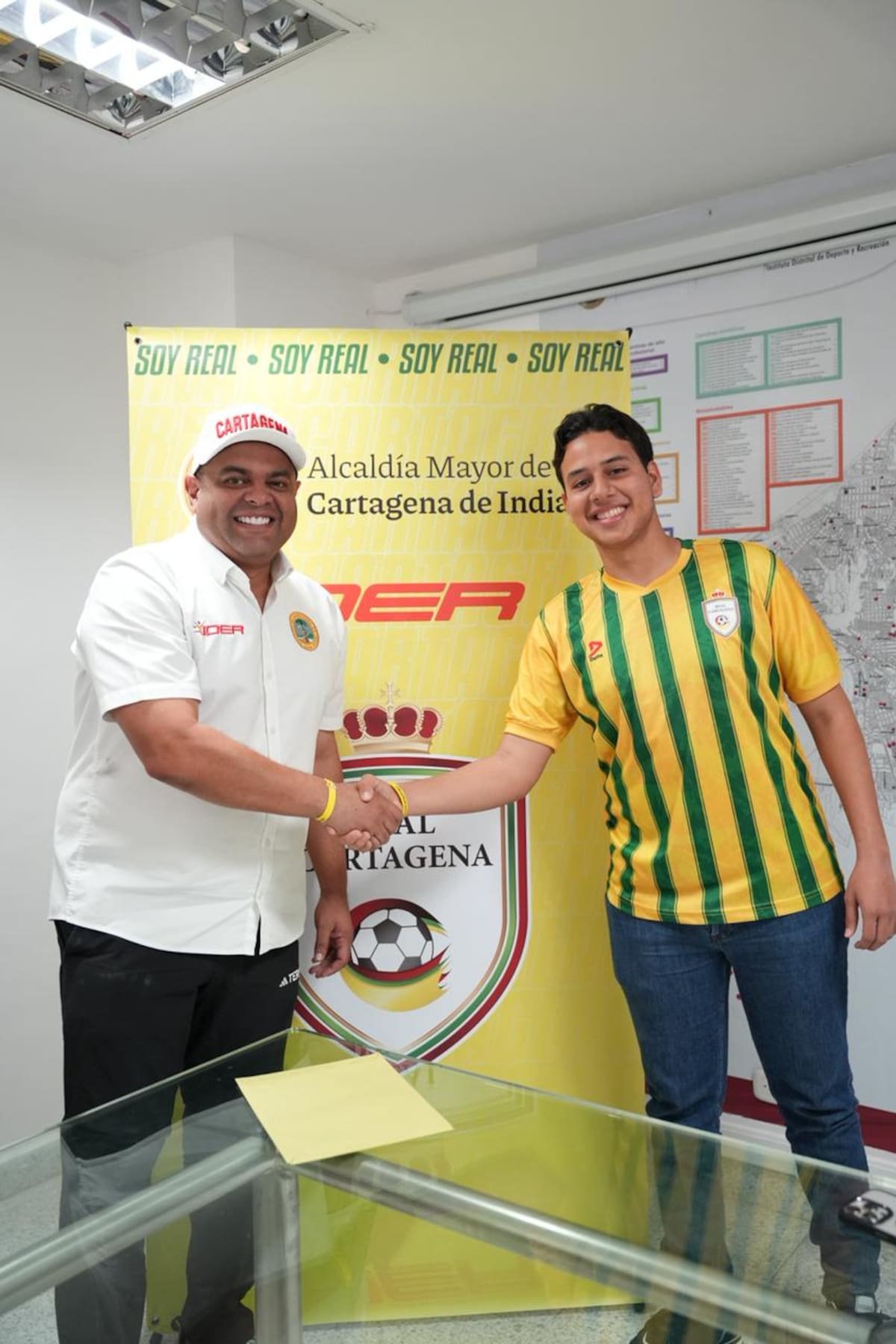 Campo Elías Terán, director del IDER, junto a Jorge Díaz, nuevo accionaista de Real Cartagena. // Foto: Cortesía.