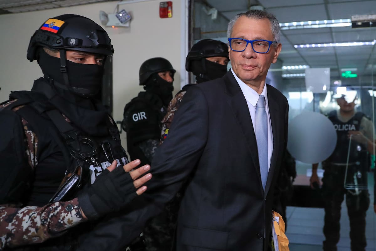 Fotografía de archivo del exvicepresidente de Ecuador Jorge Glas (d). EFE/ José Jácome.