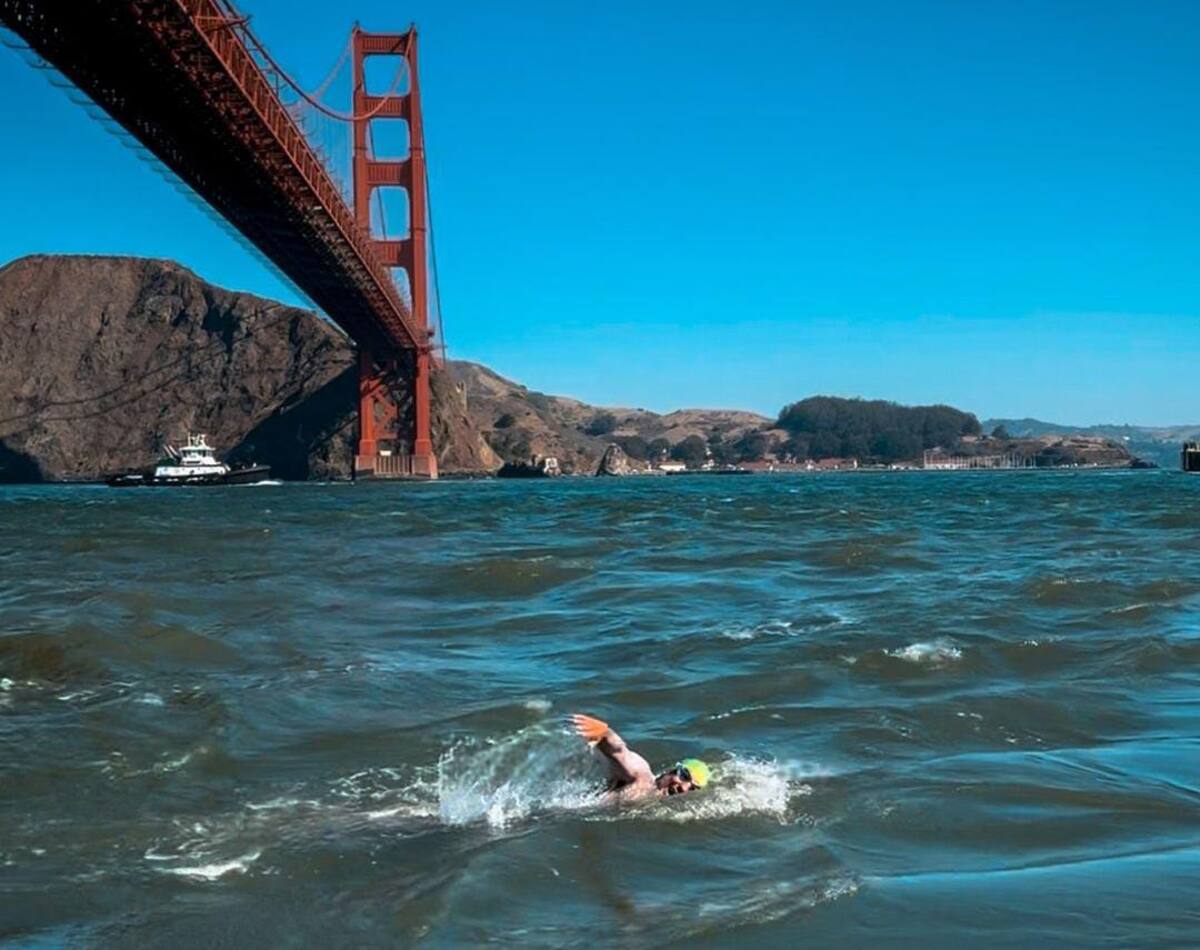 El nadador colombiano Jorge Iván Del Valle, atravesando las frías aguas de San Francisco en Estados Unidos. // Foto: IG @jorgeivandelvalle.