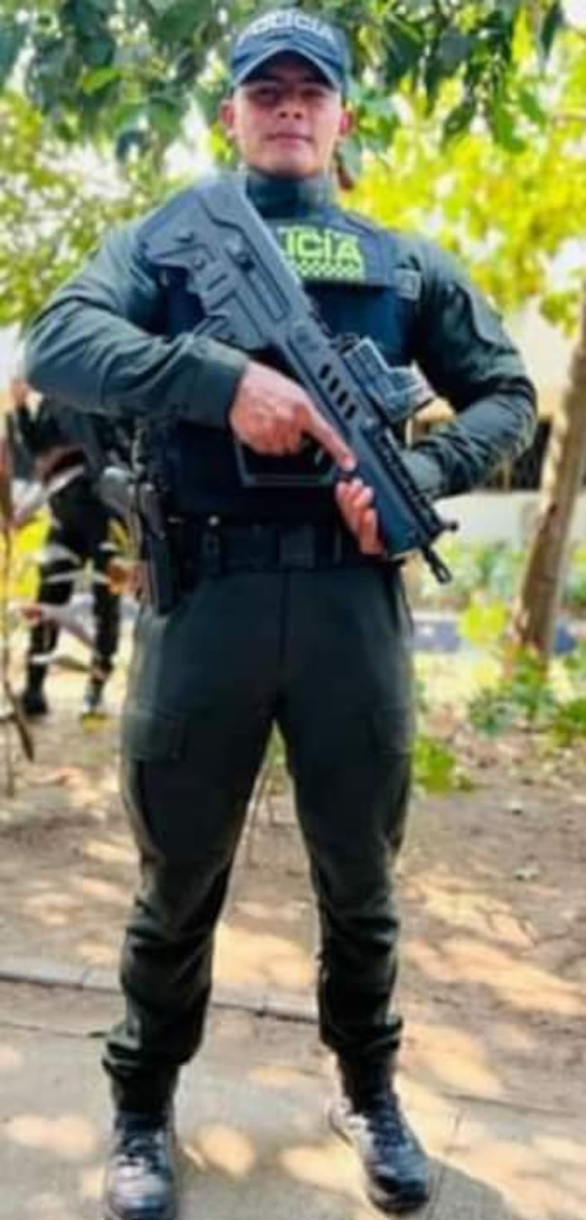 El patrullero de la Policía Jorge Pérez Manjarrés es atendido en el hospital local de San Jacinto.