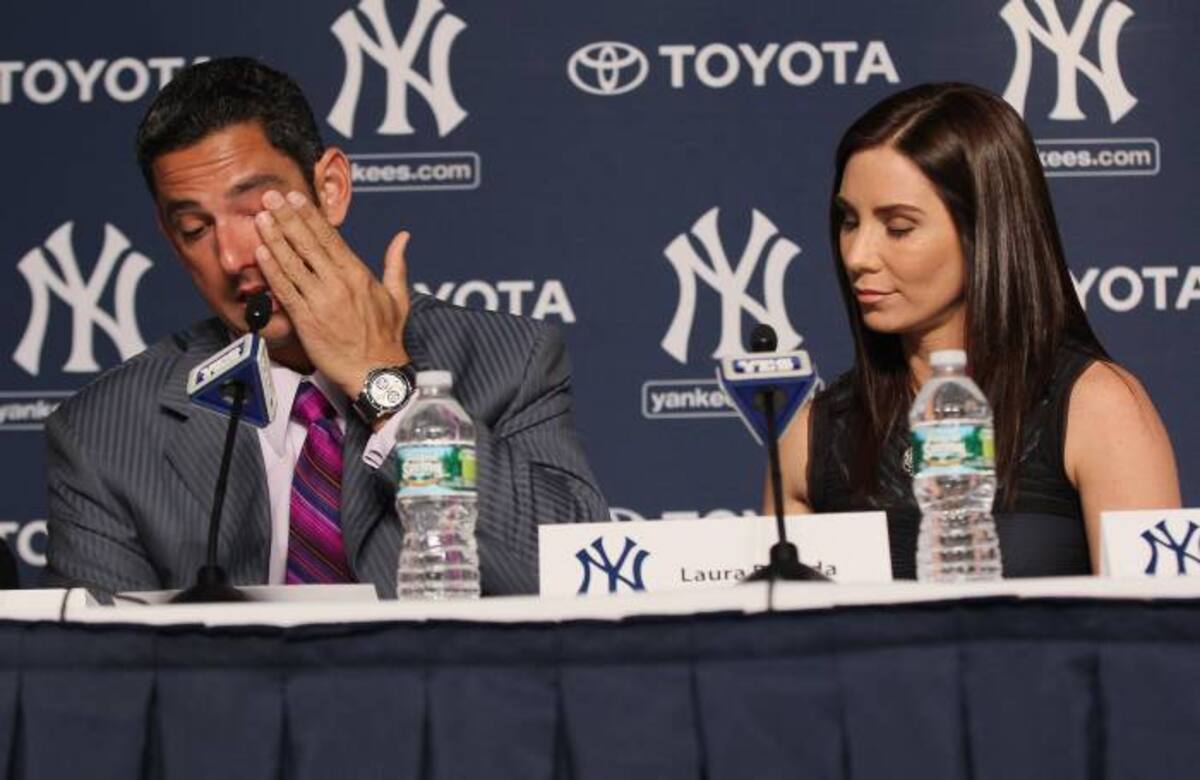 Jorge Posada, acompañado de su esposa Laura, anunció este martes su retiro del béisbol. AP