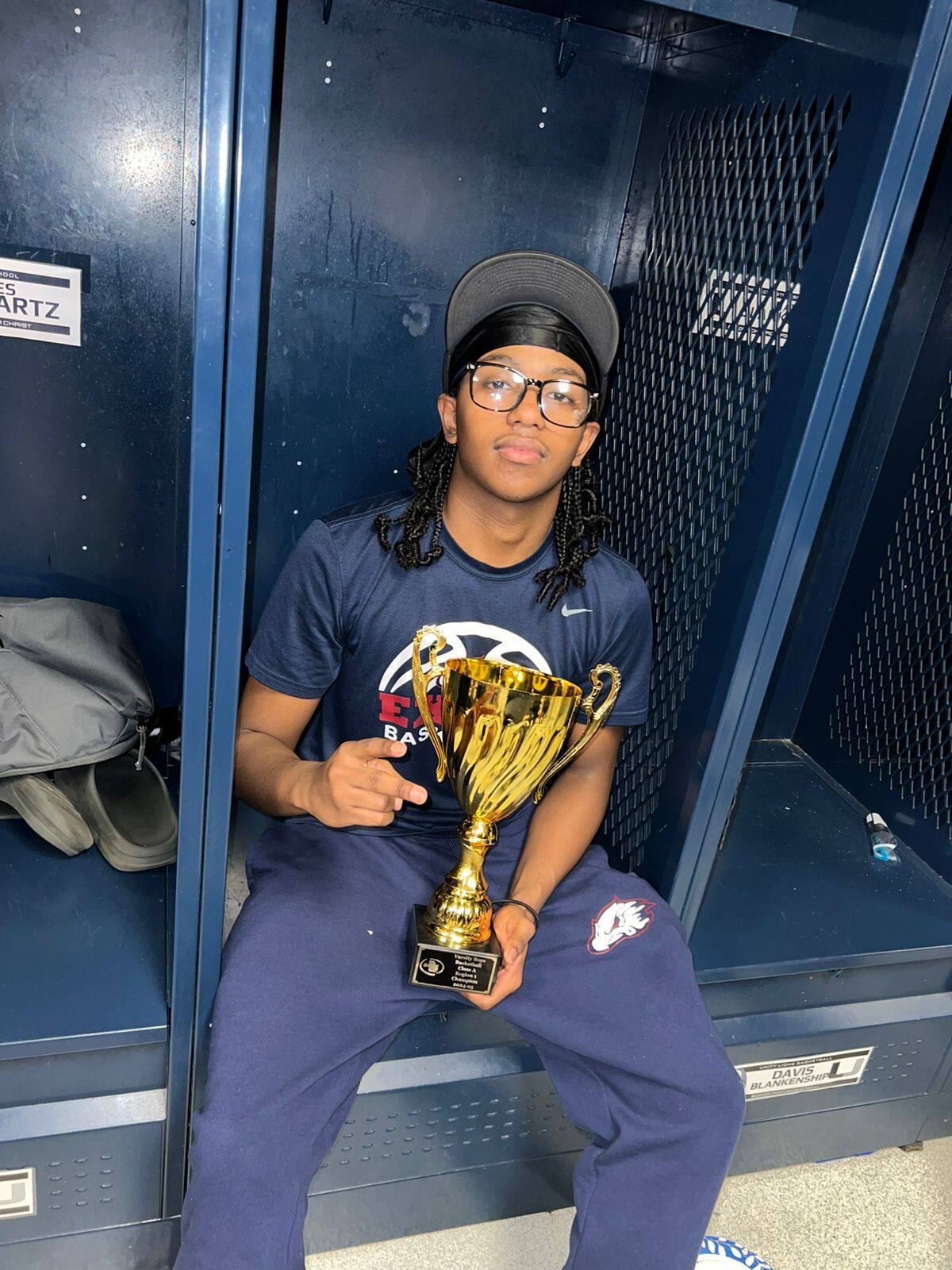 Jorge Ricardo Crismatt, con el trofeo de campeón regional con su colegio.//CORTESÍA