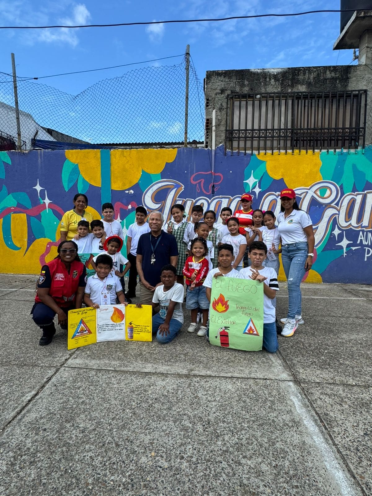 Jornada del Cuerpo de Bomberos en el colegio Fernando de la Vega, en jornada del programa Bomberitos Comunitarios. // Cortesía