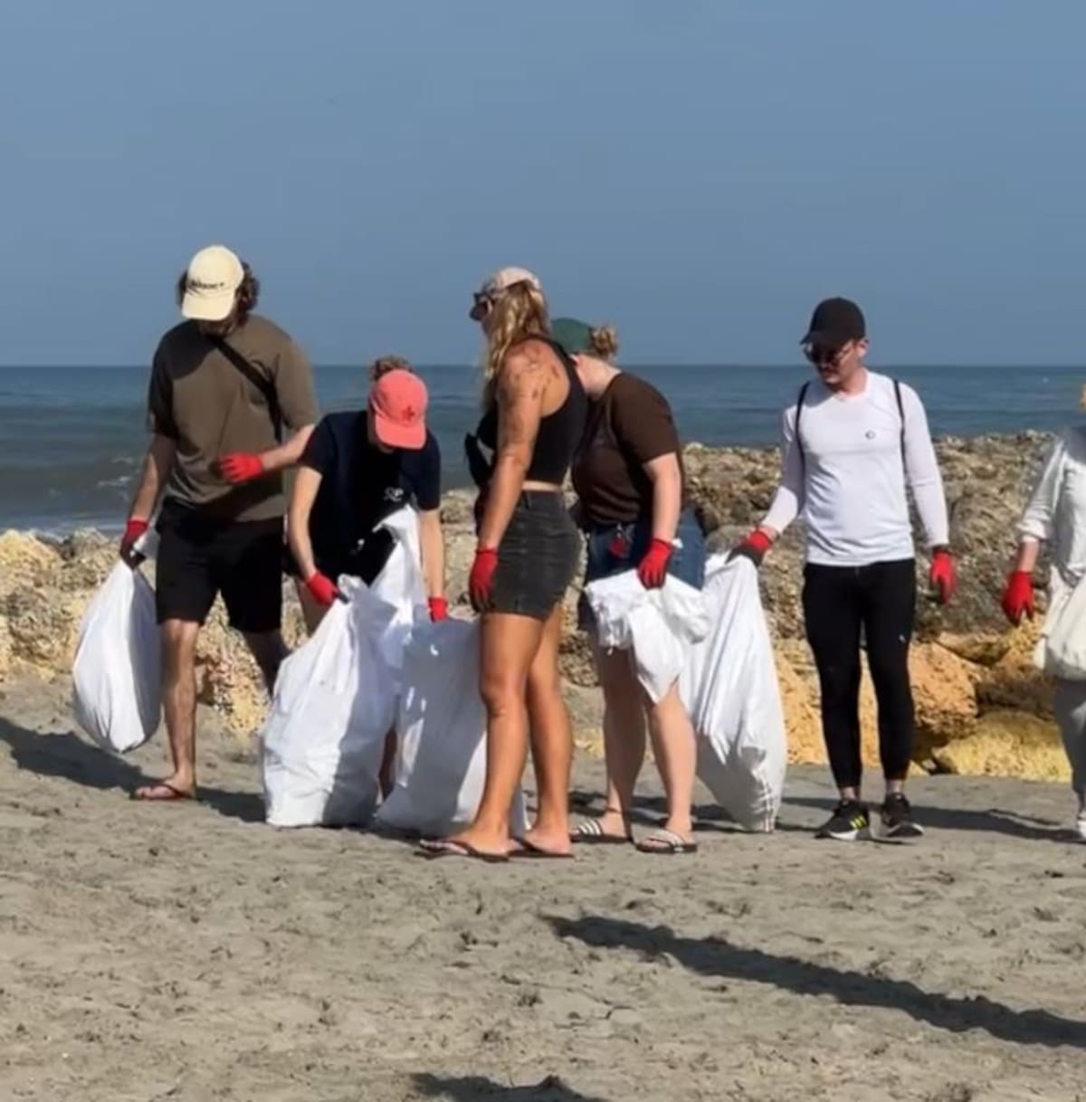 Jornadas de limpieza de playas de Amigos del Mar. // Foto: cortesía - Amigos del Mar