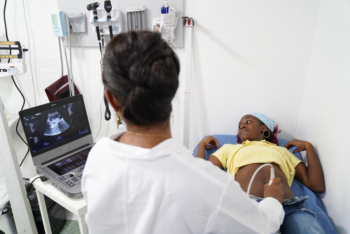 En la "Gran Jornada de Salud" en las Islas del Rosario se brindaron servicios de medicina general, medicina interna, pediatría, ginecología, odontología, psicología, nutrición, vacunación, enfermería y toma de muestras de laboratorio, entre otros. // Foto: Cortesía - Alcaldía de Cartagena.