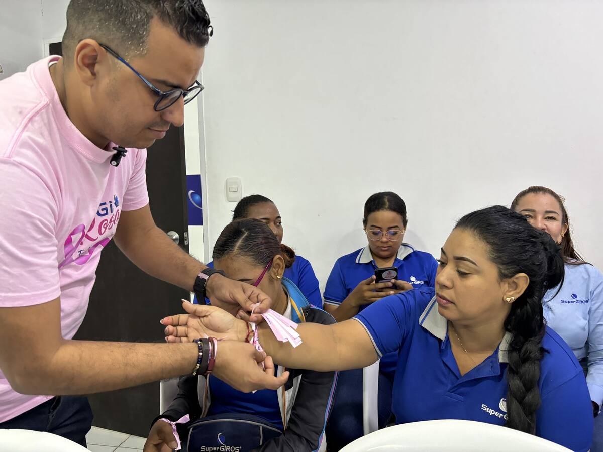En la jornada de salud, las colaboradoras recibieron información sobre los factores de riesgo del cáncer de mama. //Cortesía.