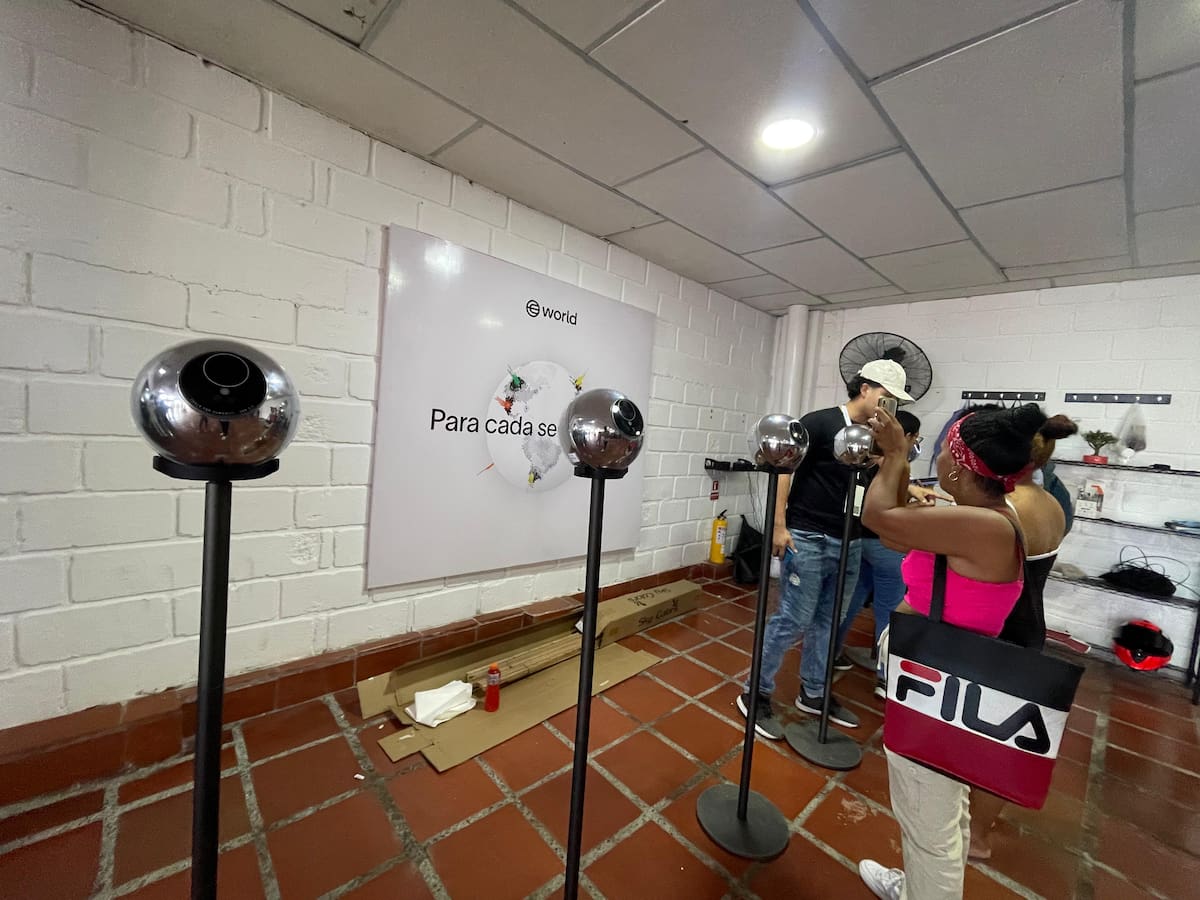 Ciudadanos en jornada de World, proyecto de criptomonedas y biometría en Cartagena. // foto: Juan Ramos - EU