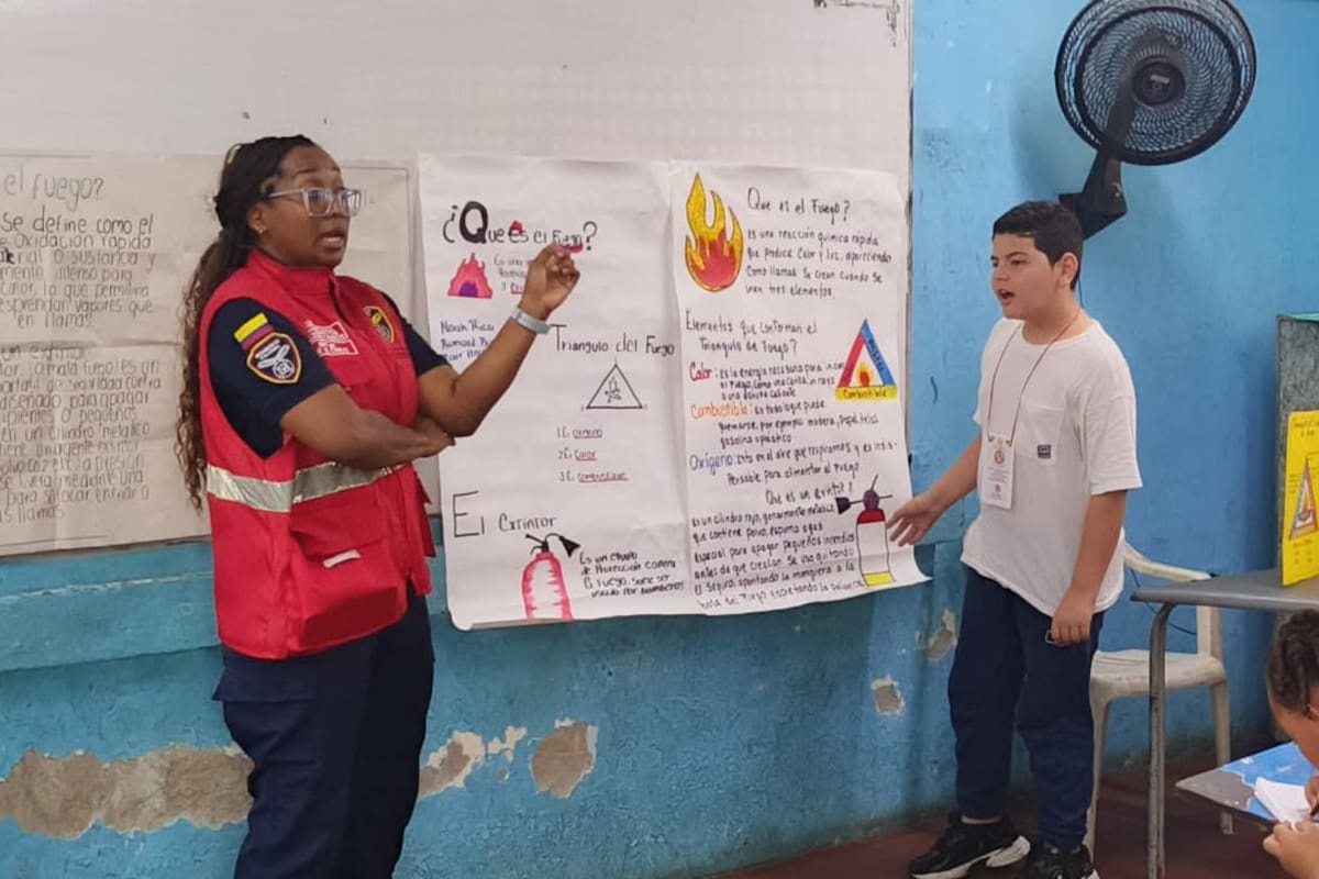 Niños de Cartagena aprenden sobre fuego y emergencias con el Cuerpo de Bomberos