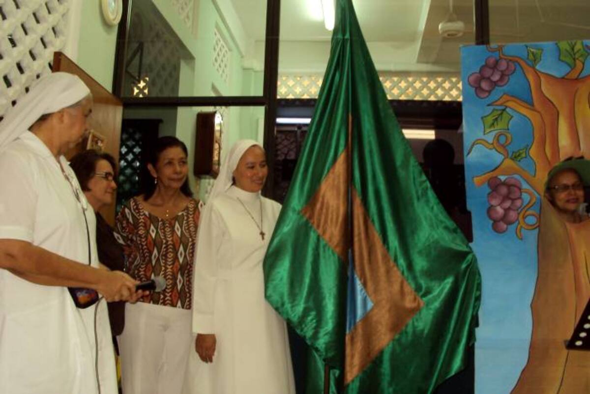 La directiva del Colegio Biifi, encabezada por su directora, Eloisa Marrugo, recibió los símbolos del medio ambiente. CORTESÍA