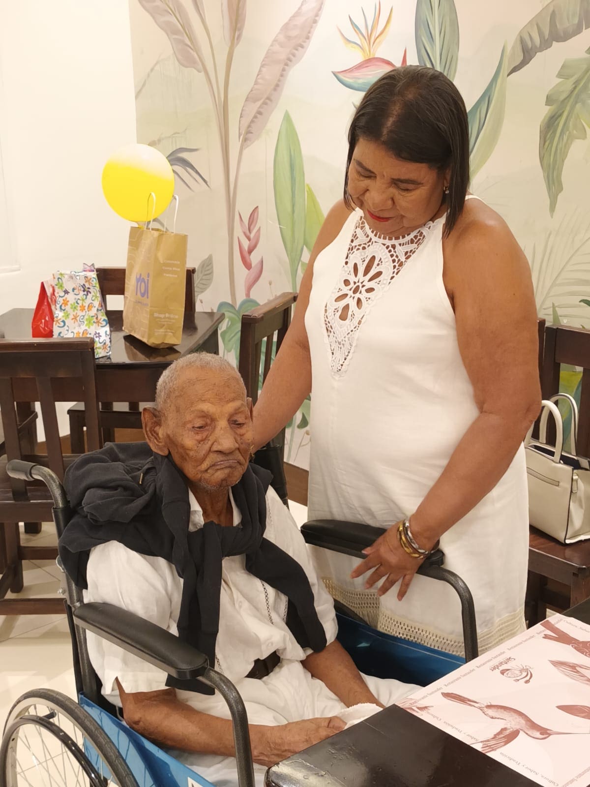 José de los Santos Ruiz Gómez, de 115 años, junto a su hija Macaria. //Foto: Cortesía.